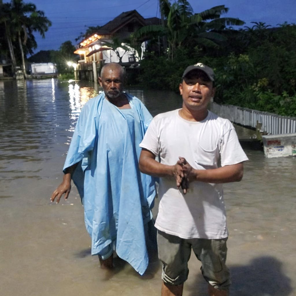Hujan Deras Guyur Desa Sarigadung, Anggota DPRD Tanah Bumbu, Said Ismail Turun Langsung Pantau Penanganan Banjir