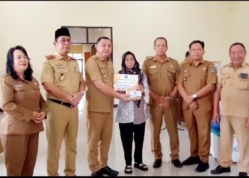 Pemkab Kapuas Serahkan Bantuan Stimulan Kepada Korban Kebakaran dan Puting Beliung