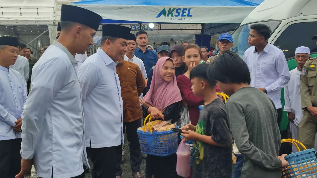Semarakkan Ramadhan, Bupati Andi Rudi Latif Resmi Membuka ‘Aksi Bejual Wadai’ di Tanah Bumbu