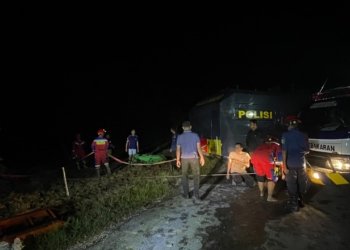 Traktor Desa Amblas di Kubah Datu Bagul Tungkaran, DPKP Kabupaten Banjar dan Polres Bergerak Cepat Lakukan Evakuasi