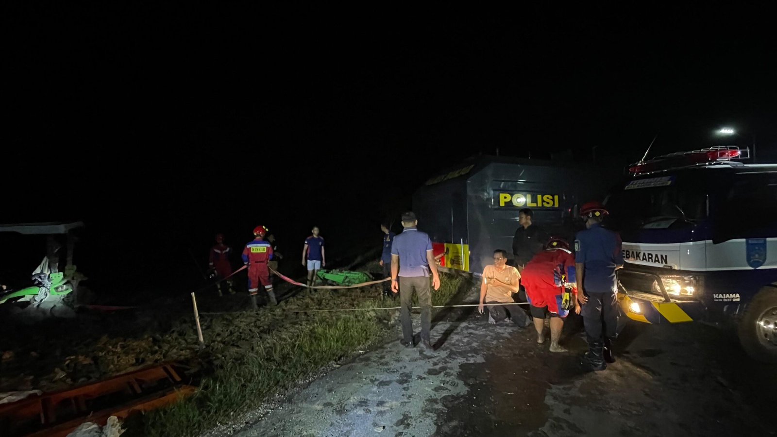 Traktor Desa Amblas di Kubah Datu Bagul Tungkaran, DPKP Kabupaten Banjar dan Polres Bergerak Cepat Lakukan Evakuasi