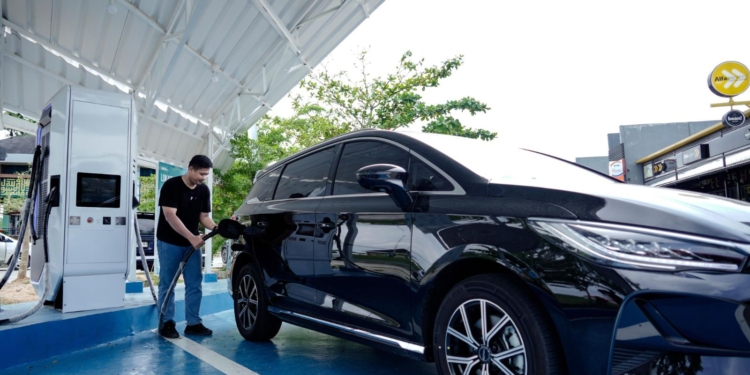 Permudah Mobilitas Kendaraan Listrik, PLN Operasikan 4.655 SPKLU Sepanjang 2025
