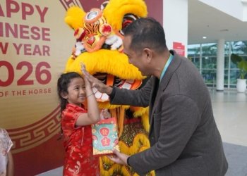 Peringati Sinchia, Bandara Internasional Syamsudin Noor Gelar Pertunjukan Barongsai