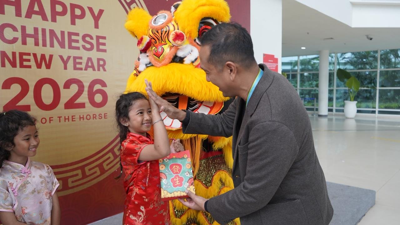 Peringati Sinchia, Bandara Internasional Syamsudin Noor Gelar Pertunjukan Barongsai