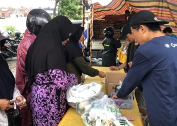Hujan Deras Tak Surutkan Antrean, Warga Landasan Ulin Serbu Pasar Murah Ramadan