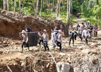 Tembus Medan Ekstrem dan Jembatan Putus, Polres Tapteng Bawa “Cahaya” PLTS untuk Warga Desa Sialogo