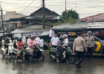 Gandeng Mahasiswa, Sat Intelkam Polres Tanbu Bagi-Bagi Takjil Gratis di Bundaran Kodeco