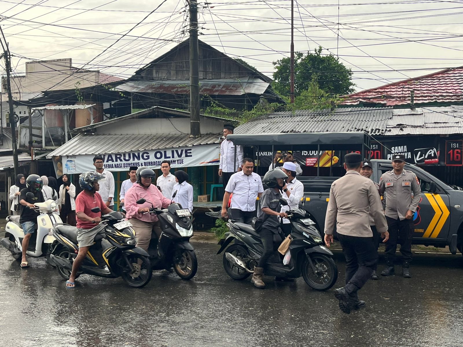 Gandeng Mahasiswa, Sat Intelkam Polres Tanbu Bagi-Bagi Takjil Gratis di Bundaran Kodeco