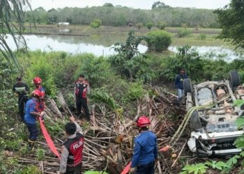 DPKP Banjar Sigap Evakuasi Mobil Laka Tunggal di Mataraman, Sinergi Aparat dan Warga Berjalan Lancar