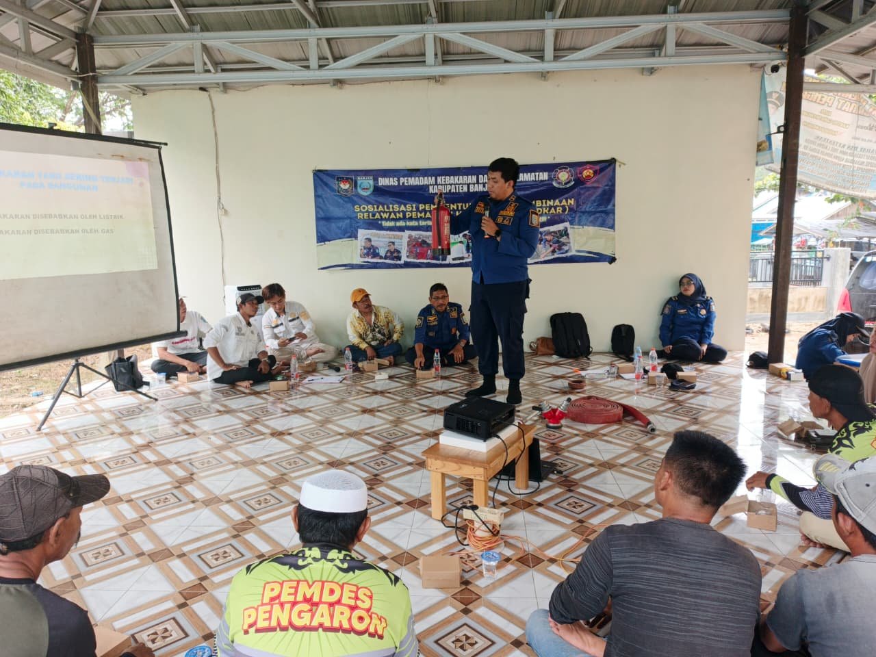 Perkuat Kesiapsiagaan Desa, DPKP Banjar Bentuk dan Bina Relawan Pemadam Kebakaran di Pengaron