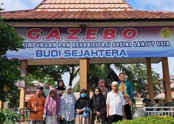 Berbagi Kebahagiaan Jelang Lebaran, Lansia di Martapura Terima Bantuan Sosial dari Pemkab Banjar