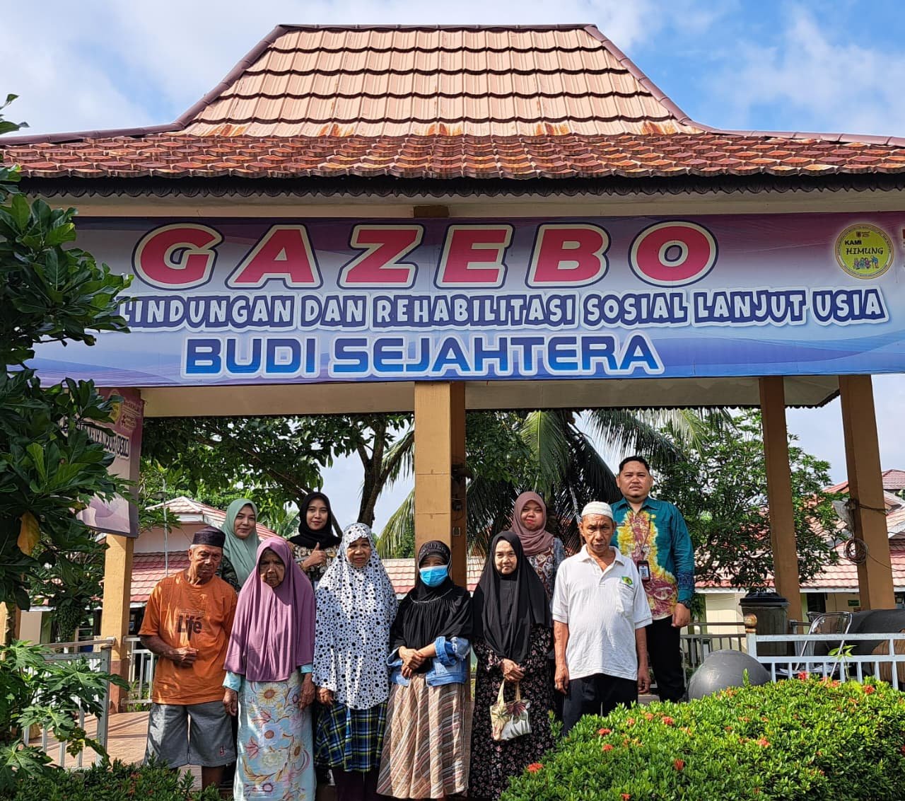 Berbagi Kebahagiaan Jelang Lebaran, Lansia di Martapura Terima Bantuan Sosial dari Pemkab Banjar