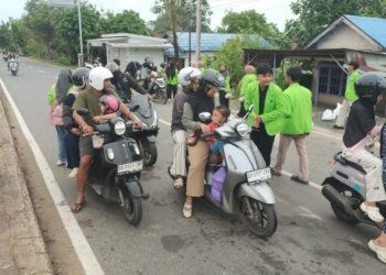 Mahasiswa UNUKASE Bagikan 450 Porsi Nasi Samin kepada Pengguna Jalan di Sarigadung