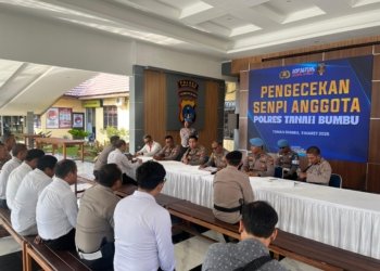 Polres Tanah Bumbu Cek Senjata Api Dinas Personel, Wakapolres Tekankan Penggunaan Sesuai SOP