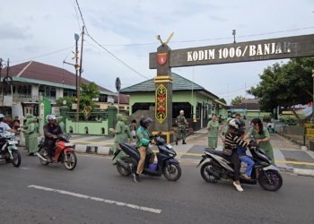 Ramadan Penuh Berkah, Persit KCK Cabang XXIX Dim 1006 Bersama Kodim Banjar Tebar Takjil untuk Pengendara