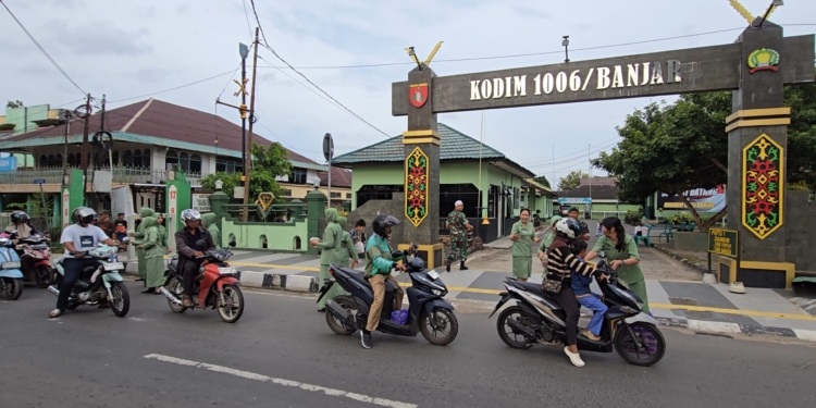Ramadan Penuh Berkah, Persit KCK Cabang XXIX Dim 1006 Bersama Kodim Banjar Tebar Takjil untuk Pengendara