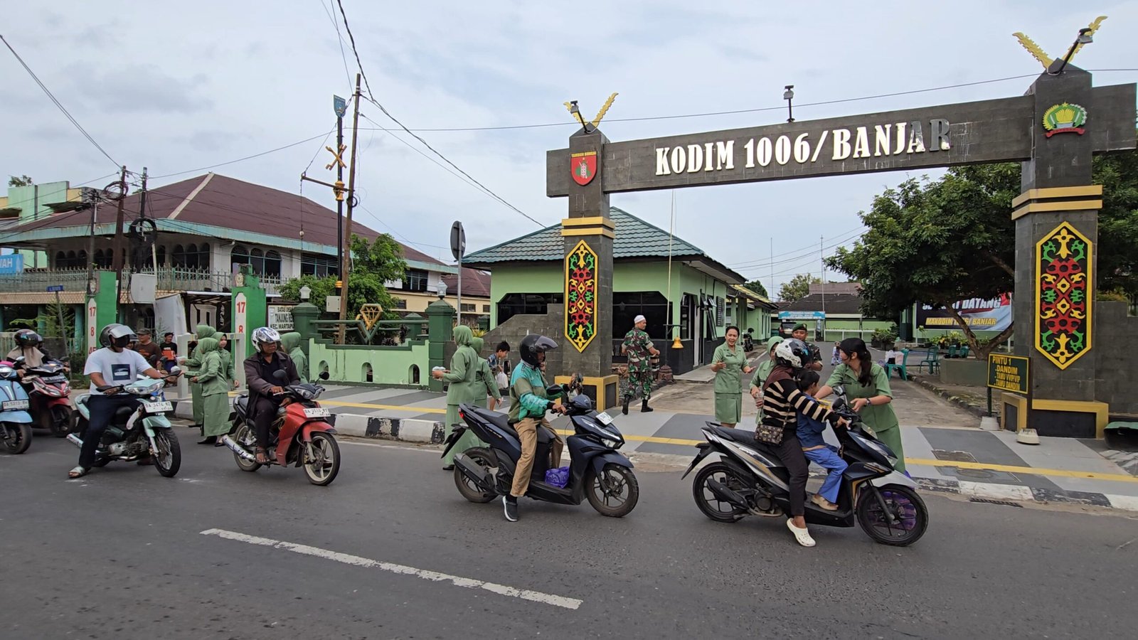 Ramadan Penuh Berkah, Persit KCK Cabang XXIX Dim 1006 Bersama Kodim Banjar Tebar Takjil untuk Pengendara