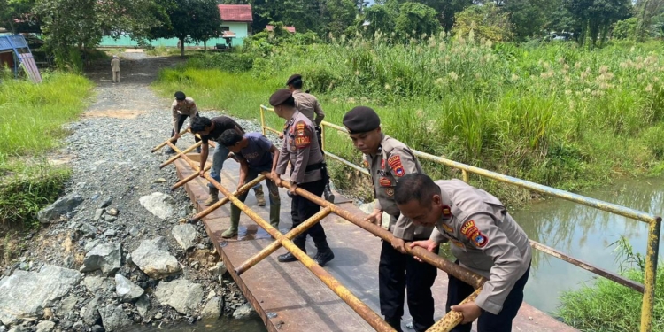Polres Tanah Bumbu Dukung Pembangunan Jembatan di Tungkaran Pangeran untuk Tingkatkan Akses Masyarakat