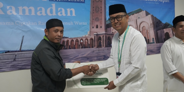 PT Angkasa Pura Indonesia Kantor Cabang Bandar Udara Internasional Syamsudin Noor Salurkan Bantuan TJSL Safari Ramadan