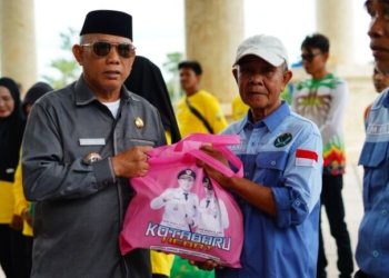 172 Petugas Lapangan DLH Kotabaru Terima Bantuan Sembako dari Bupati