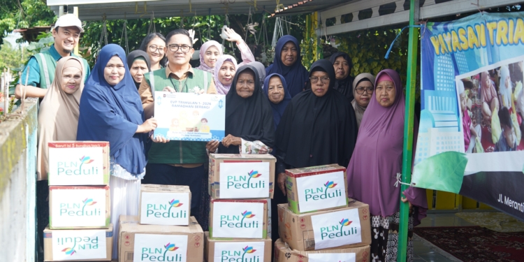 Berbagi di Bulan Ramadan, Pegawai PLN UID Kalselteng Salurkan Sembako untuk Dhuafa Lansia dan Guru TPQ