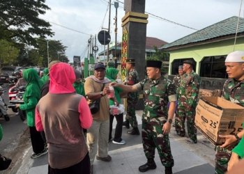 Kodim 1006/Banjar dan Persit Tebar Berkah Ramadan, Ratusan Takjil Dibagikan untuk Pengguna Jalan di Martapura