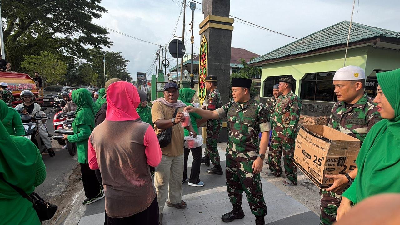 Kodim 1006/Banjar dan Persit Tebar Berkah Ramadan, Ratusan Takjil Dibagikan untuk Pengguna Jalan di Martapura