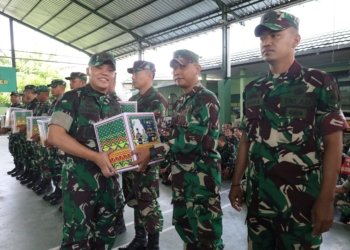 Jelang cuti Lebaran, Dandim 1006/Banjar Ingatkan Keselamatan dan Bagikan Bingkisan kepada Prajurit