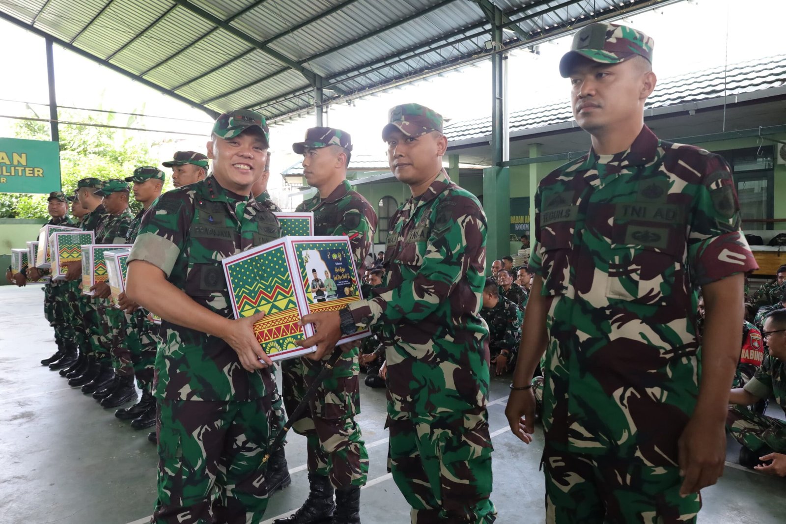 Jelang cuti Lebaran, Dandim 1006/Banjar Ingatkan Keselamatan dan Bagikan Bingkisan kepada Prajurit