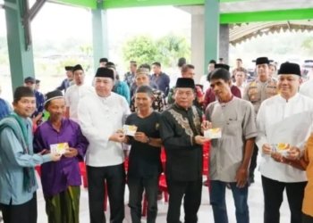 Pemkab Kapuas Serahkan Simbolis Kartu Huma Betang Sejahtera dan Bantuan Pangan Ke Warga Mantangai ‎