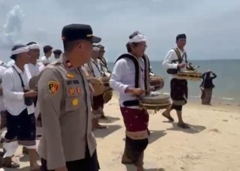 Kapolsek Sungai Loban Pimpin Pengamanan Ritual Melasti Umat Hindu di Pantai Madani