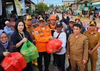 Bupati Tabalong Serahkan Bantuan dan Kunjungi Pemukiman Warga Terdampak Banjir