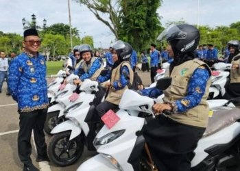 H Fani Serahkan Fasilitas Kendaraan Roda Dua Kepada Petugas Homecare dan Bidan