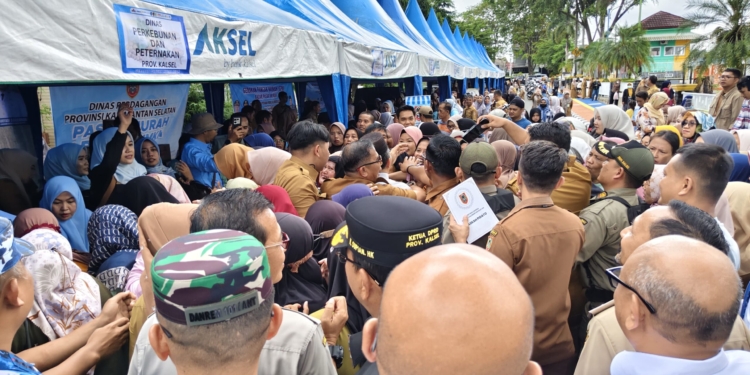 Warga Antusias Serbu Gerakan Pangan Murah, Minyak Goreng dan Ikan Dijual Lebih Murah