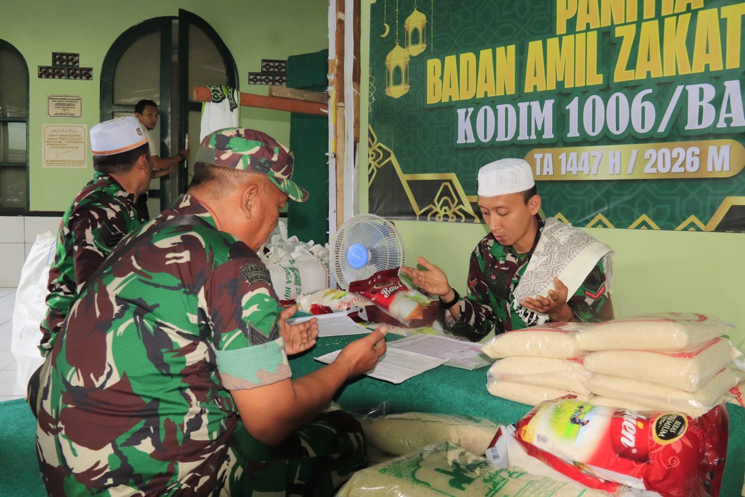 Prajurit Kodim 1006/Banjar Bayar Zakat Fitrah, Wujud Kepedulian di Bulan Ramadan