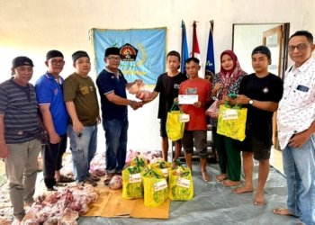 PWI Pringsewu Tebar Kepedulian Jelang Lebaran, Sembelih Sapi dan Bagikan THR untuk Warga