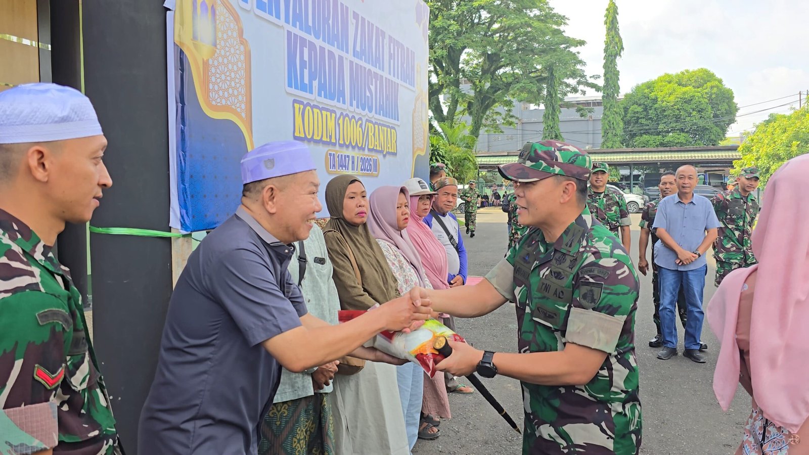 Wujud Kepedulian TNI, Kodim 1006/Banjar Salurkan Zakat Fitrah untuk Masyarakat Banjar