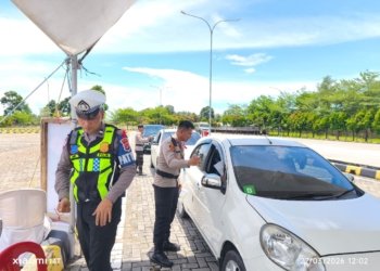 Mengurai Kepadatan Kendaraan, Polres Lamsel Berikan Sticker Kendaraan