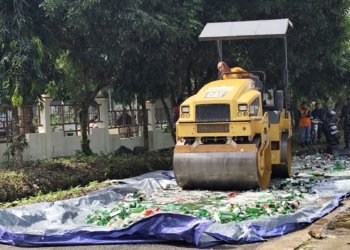 Kejari Banjarbaru Musnahkan Barang Bukti dari 91 Perkara, Sabu-sabu hingga Ribuan Liter Miras Digilas