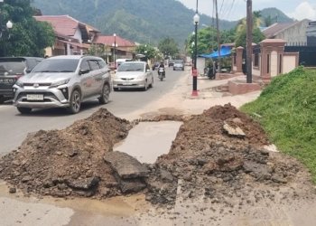 Jalan Raja Junjung Lubis Jadi “Perangkap Maut”, Proyek Perumda Mual Nauli Abaikan K3