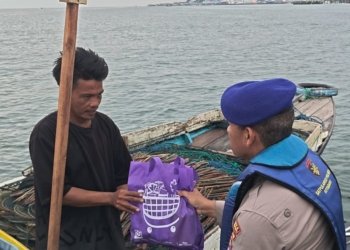 Sat Polairud Polres Kotabaru Bagikan Sembako kepada Nelayan di Perairan Selat Laut
