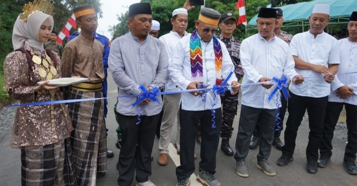 Bupati Kotabaru Resmikan Jalan Desa Teluk Tamiyang