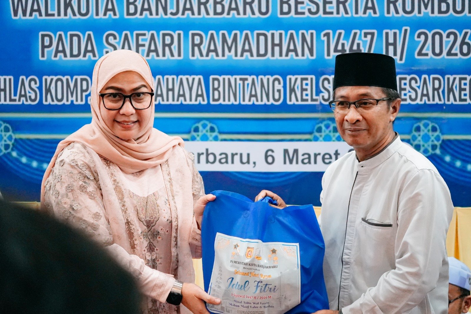 Pemprov Kalsel dan Pemko Banjarbaru Serahkan Bantuan untuk Masjid dan Layanan Kesehatan Warga