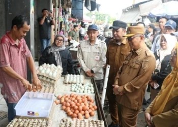 Jelang Idul Fitri, Pastikan Cukup Stok Bahan Pokok Bupati Tabalong Monitoring di Pasar Tanjung