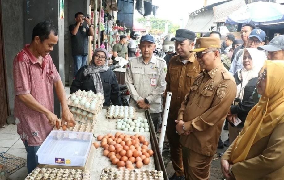 Jelang Idul Fitri, Pastikan Cukup Stok Bahan Pokok Bupati Tabalong Monitoring di Pasar Tanjung