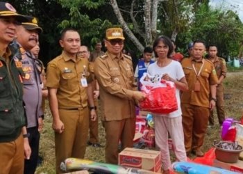 Kebakaran di Kompleks Pertamina Blok Hunian, Bupati Tabalong Serahkan Bantuan Bagi Warga Terdampak