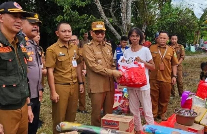 Kebakaran di Kompleks Pertamina Blok Hunian, Bupati Tabalong Serahkan Bantuan Bagi Warga Terdampak