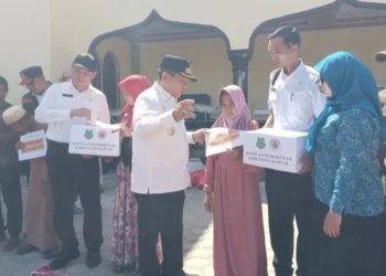 Bupati Kapuas Serahkan Bantuan Korban Kebakaran Pulau Kupang