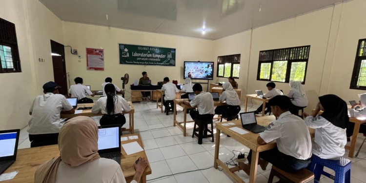 Menjemput Asa di Jantung Meratus, Kisah Kesabaran Siswa SMPN 1 Paramasan Menghadapi Gangguan Sistem TKA