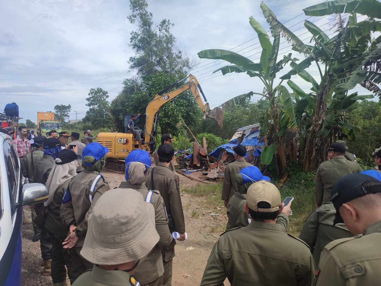 Satpol PP Banjar Tertibkan 23 Bangunan Liar di Kayu Bawang, Terungkap Modus Warung Berkedok Karaoke dan Kamar
